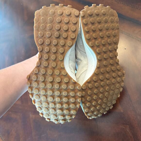 New Balance Women’s 327 White Gum Suede Sneakers Shoes Size 6 US cream/white - Picture 9 of 9